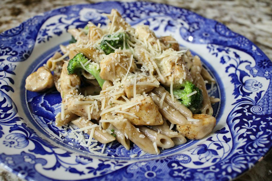 Spaghetti au poulet, crème et champignons